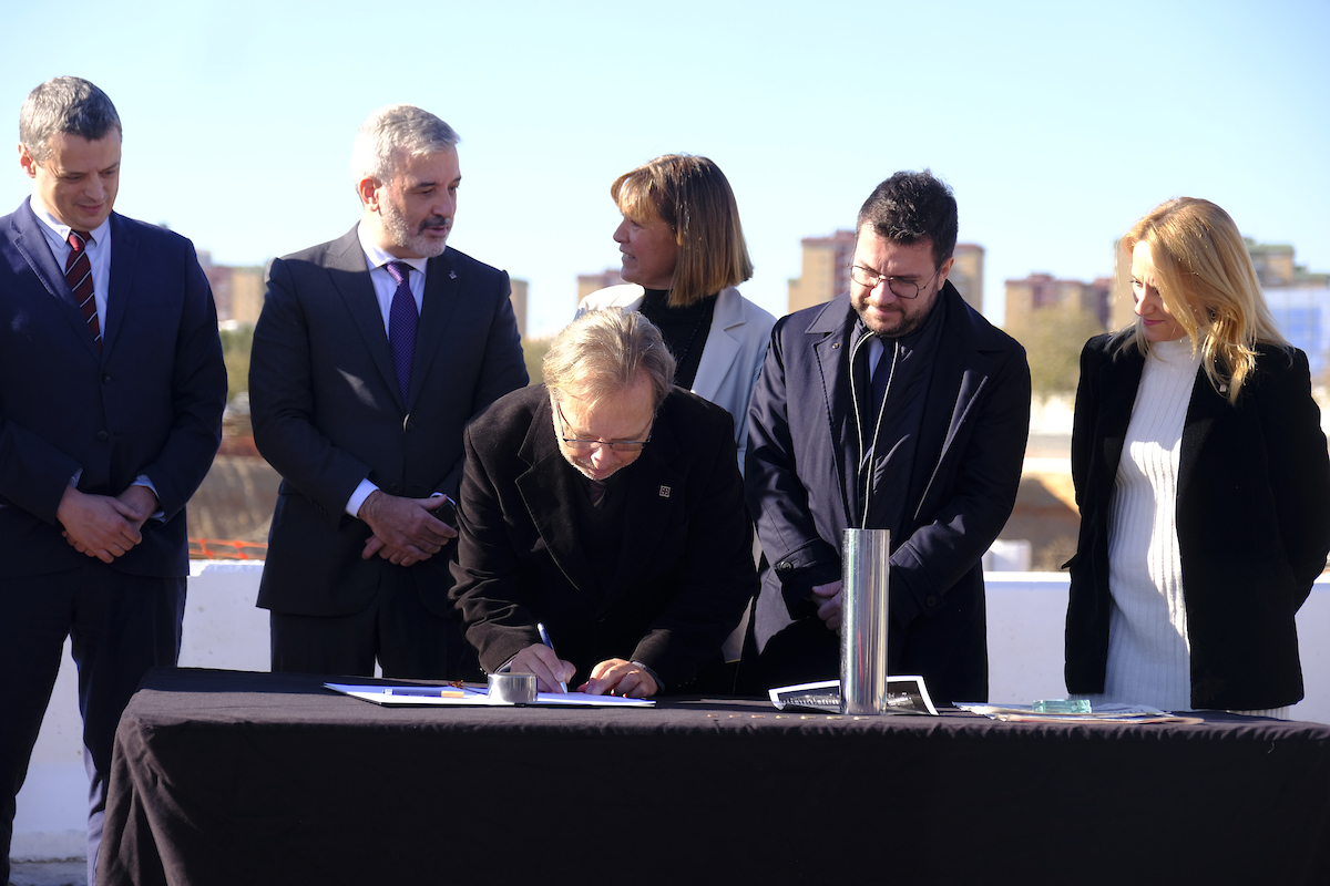 CambraBCN's tweet image. El president de la #CambraBCN @DrSantacreu participa a l'acte institucional de l'ampliació del recinte de Gran Via de @Fira_Barcelona.

🧱 En acabar els treballs el recinte firal comptarà amb 300.000 m2 i es convertirà en un dels més extensos d'Europa.