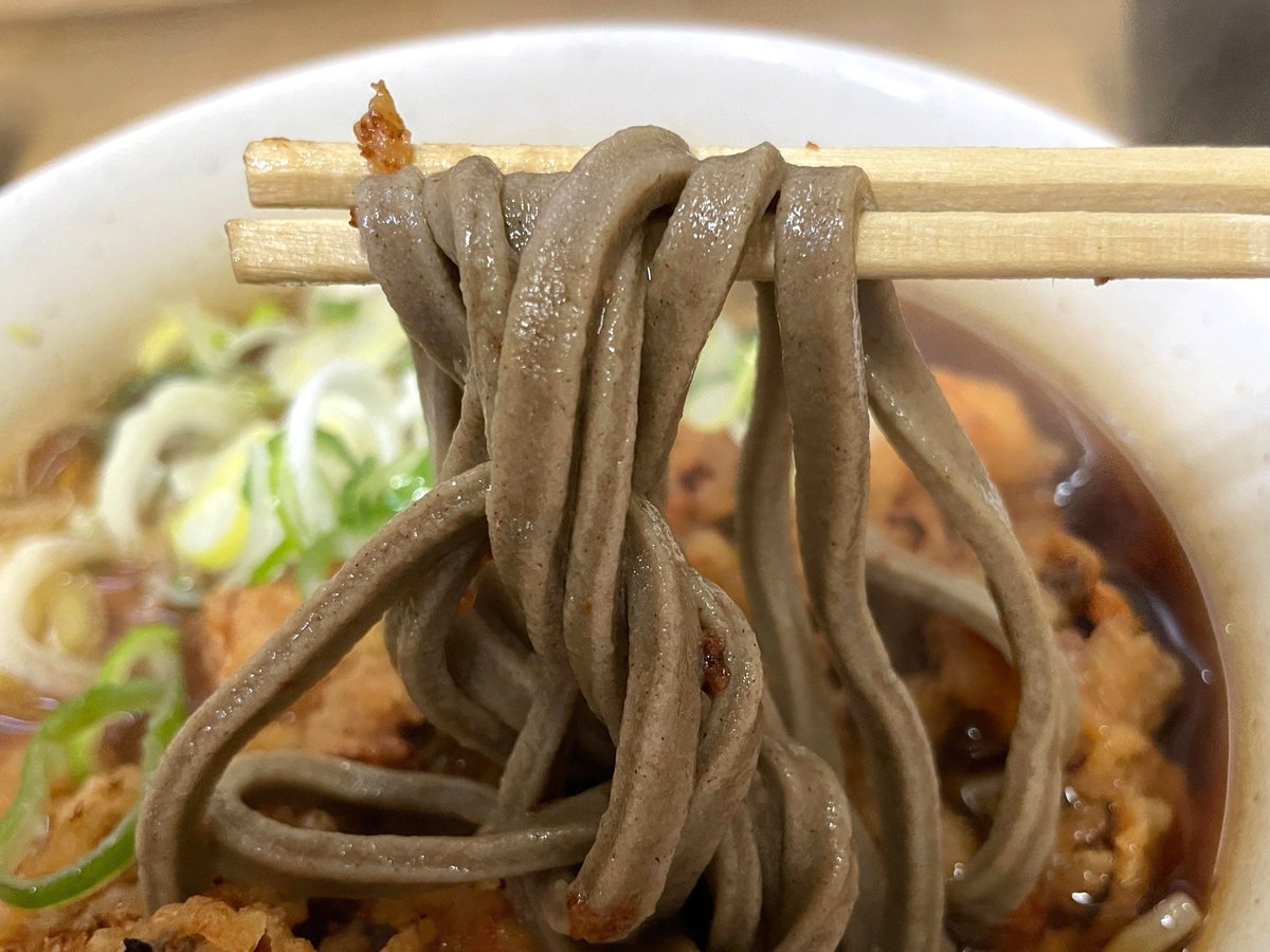 h_gashiyama's tweet photo. 【断言】僕が日本一好きな立ち食いそば

日暮里の一由そばはいいぞ…

立ち食いそば界のレジェンド名店
絶対＂げそ天＂トッピングをするべき
ぶつ切りにしたげそがたっぷり最高
細麺がデフォだけど、僕は太そばを鬼推し
出汁が濃いから太麺と激烈に合う！
なんと、年中無休24時間営業…！
絶対行くべき https://t.co/GTU8h6jEhX