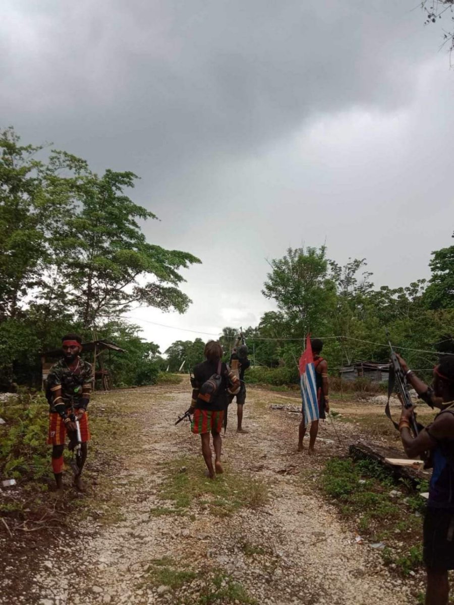 war_noir's tweet photo. #Indonesia 🇮🇩 / #WestPapua: West Papua National Liberation Army (#TPNPB-OPM) claimed that the group killed three TNI officers in #Sorong.

The fighters who carried out the attack appears to be armed with a rare captured AK-101 assault rifle along with craft-made rifles and SMGs. https://t.co/EK7fMe5Hzb