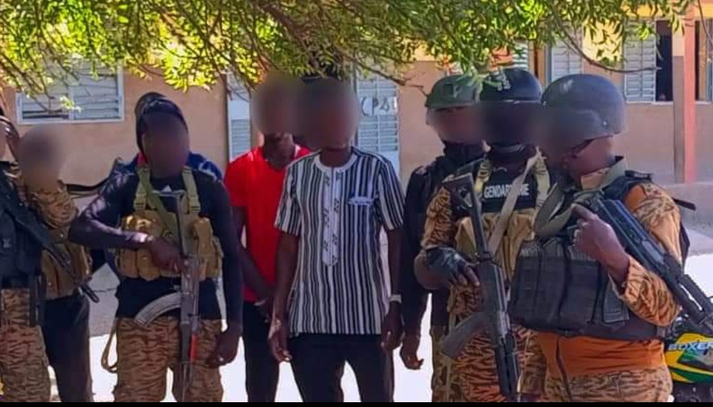 Nigeractualit's tweet photo. La gendarmerie nationale du #BurkinaFaso a arrêté plus de 280 personnes dans les zones de Fada N'Gourma et Tenkodogo pour complicité de terrorisme. Les suspects sont accusés de contrebande de nourriture, carburant, pièces détachées et bétail⤵️ https://t.co/6BvULLntN3