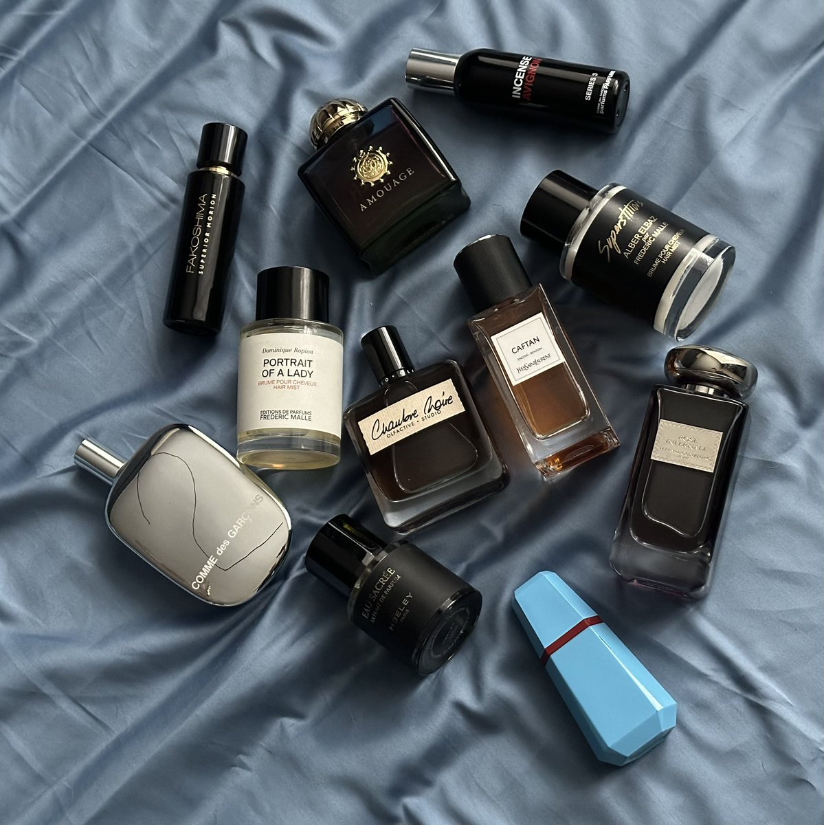 Тви сходит с ума по лосьону с ладаном, а я решила написать большой тред про ладанную парфюмерию.

Начну с базы. Того, что кому-то упростит поиск. Парфюмерные ладаны лучше искать в нише. Это сложный для коммерческой реализации профиль и мало кто в люксе готов так рисковать.