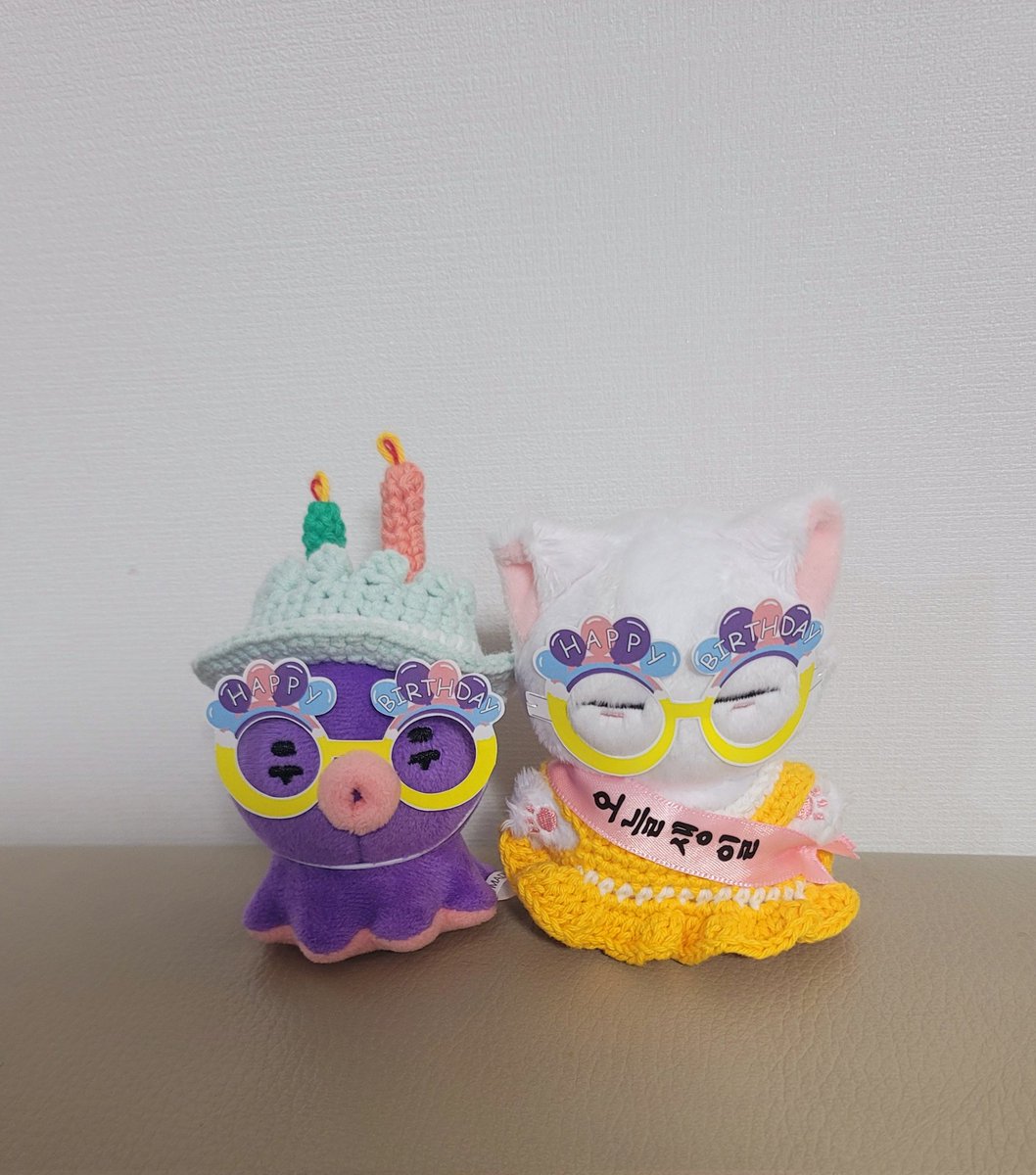 seoham_park93's tweet photo. 이느낌 내고싶었는데 또 실패 🤣🤣
저번 머리띠에 이어 소량의 안경을 준비했어요
컷팅 기계가 말을 안들어서 고르게 안잘렸는데 다시 만들 여력이 없음 😭

꾸미용 25개
미미찬용 15개

저에게 꾸미와 미미찬을 보여주세요 (꾸미용은 코에 끼울수 있음) https://t.co/zBUZgUwdHq