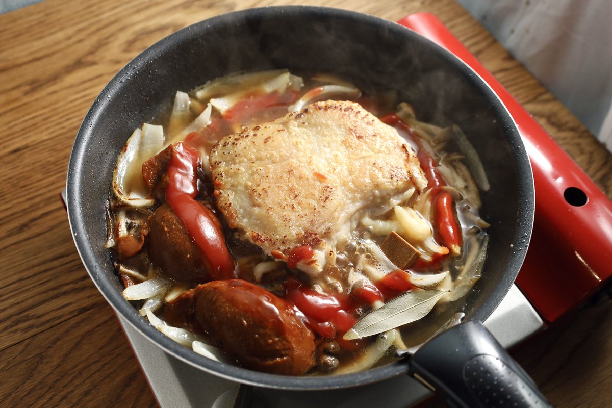 豚肉や牛肉で使用することが多いデミグラス缶ですが、鶏肉との相性も抜群‼️  鶏肉と野菜に焼き色をつけてからデミ缶で煮込めば、こっくり濃厚な【鶏のデミ煮】の完成🙌  クリスマスのディナーにも是非🎄❄️