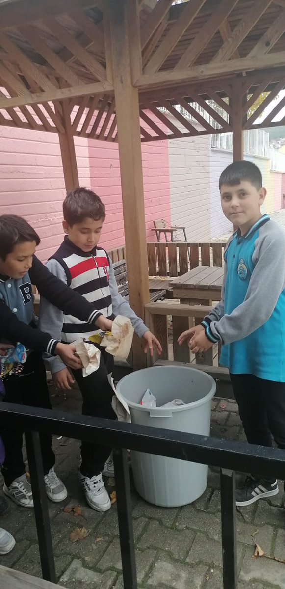 #Çedesprojesi kapsamında Kasım ayı konusu olan 'Sorumluluk ve Öz denetim' ile ilgili olarak 'Okulumuzu Temiz Tutuyoruz' etkinliği çerçevesinde okulumuzun bahçesindeki çöpleri hep birlikte topladık.
<a href="/cedesturkiye/">cedesturkiye</a> 
<a href="/emre_caliskan/">Emre Çalışkan</a>
<a href="/denizlimem/">Denizli İl Millî Eğitim Müdürlüğü</a> 
<a href="/KaleKaymakamlig/">Kale Kaymakamlığı</a> 
<a href="/kalemem20/">Kale İlçe Milli Eğitim Müdürlüğü</a>