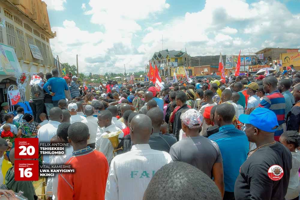 Foule improvisée sans mobilisation.
MWALIMU <a href="/VitalKamerhe1/">Vital Kamerhe</a> en Meeting à la place de l'indépendance dans la commune de Oicha dans le territoire de Beni.
Tous derrière le candidat du peuple <a href="/Fatshi20/">Fatshi Président</a>.