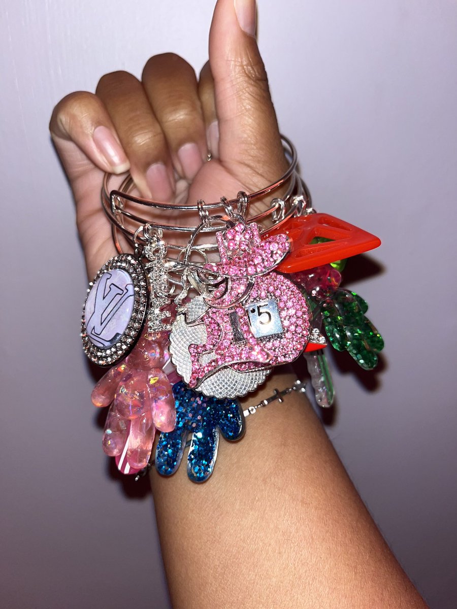 KaliiKosmetics's tweet photo. Receiving bangles as a stocking stuffer😻❄️>>> Shop https://t.co/hNI0g1yn57🎄🤍❄️ #kaliikosmetics #bangles #StockingStuffer https://t.co/mA0AseIQBi