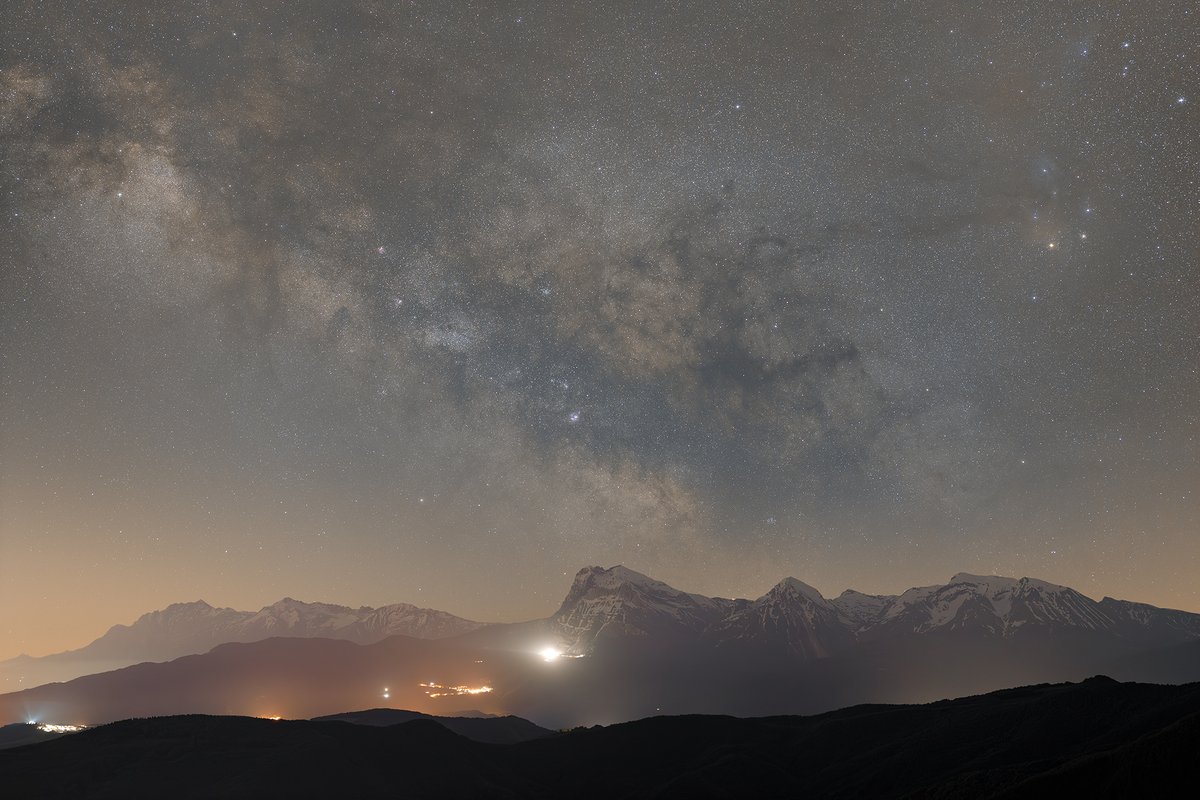 GioAlbLat's tweet photo. Milky Way core on mount Gran Sasso. Stacking 150 shots (groups of 25 with dithering) at 12.800 ISO, from tripod.
#nightpics #nightsky
#space #starshooting
#fotografia #photography
#skylandscape #milkyway #vialattea https://t.co/Rsj5G37CxZ
