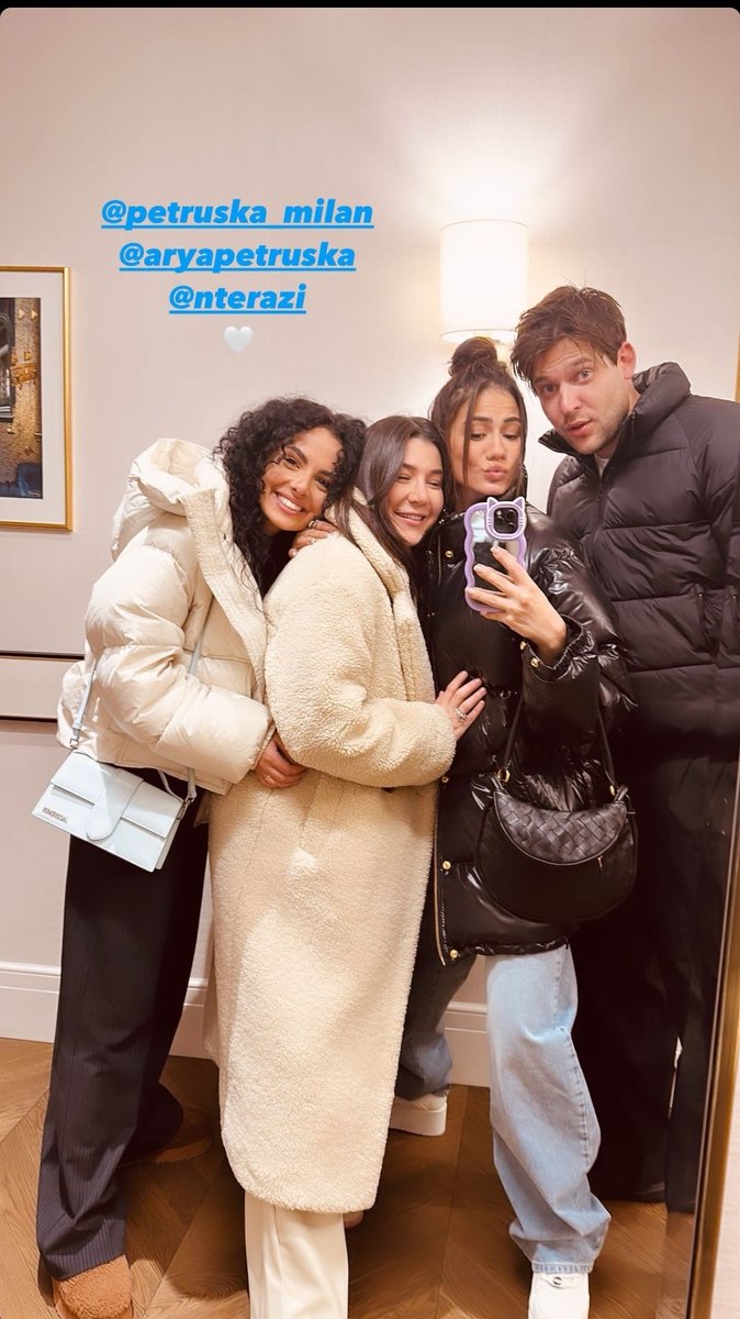 Que gusto verte rodeada de personas reales 🧿❤️🦋

#AdımFarah #FaHir 
#DemetÖzdemi̇r &amp; #EnginAkyürek