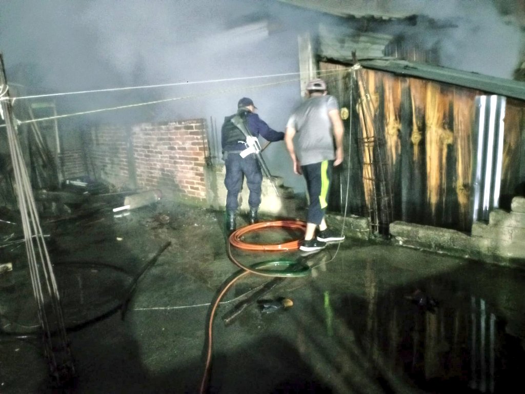 PMMiahuatlanOax's tweet photo. Personal de esta dirección seguridad pública en coordinación con protección civil sofoca incendio en casa habitación en Colonia centro de Miahuatlán de Porfirio Díaz donde solo hubo daños Materiales.
@DiscipuloMD 
@PrevenDDMiahua 
@KarinaBaronO 
@Policia_GobOax https://t.co/c36EsUoxVB