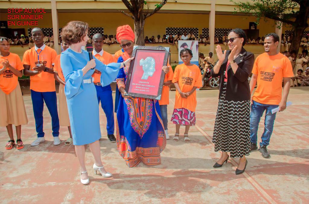 moussayerobah's tweet photo. Prix femme courage 2023 décerné par @EmbassyConakry. Remise faite ici par la première Conseillère Mme @Anne Dudte et Mme @TALL Aminata Keita, responsable des programmes d’échanges. https://t.co/GFNdMYjzhF