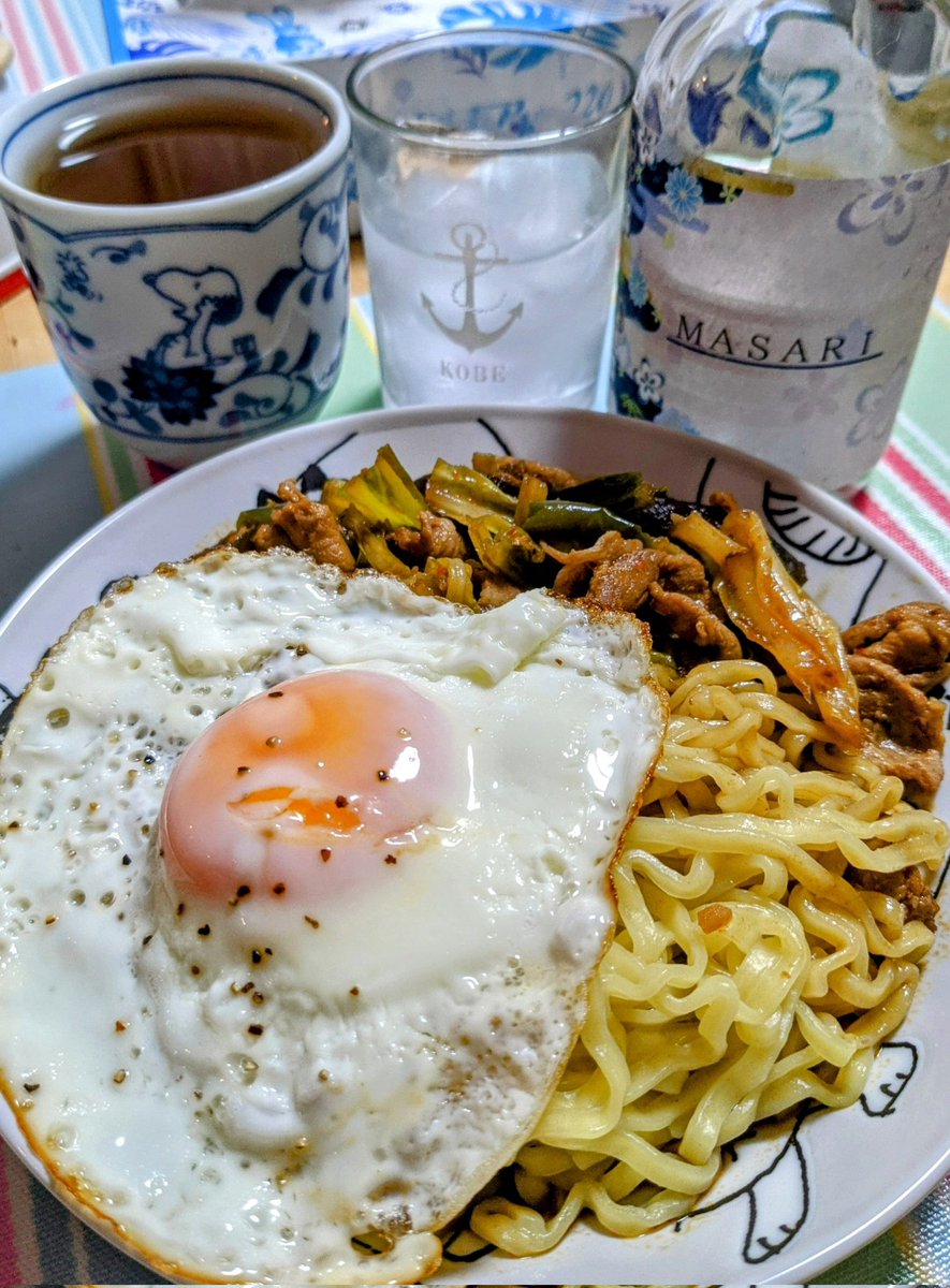 johnjohn1575's tweet photo. 昨夜作ったホイコーローが豆板醤過多で辛すぎて残ったので、今夜は妻に麺と半熟卵焼きのスタンバイをお願いし🙏鹿児島の薩摩おごじょの後輩さんに頂いた芋焼酎と頂きました🍠双方共に美味しすぎます😊🎵
#芋焼酎 #masari #ホイコーロー #回鍋肉 #中華料理 #ラーメン #男飯 #焼きそば https://t.co/HOgoWJ6GhD