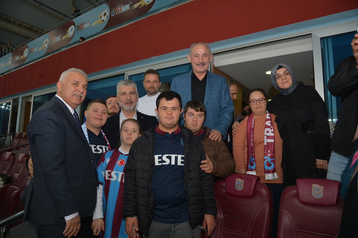 Dünya Engelliler Günü’nde oynanan Trabzonspor-Kayserispor maçını Valimiz Aziz Yıldırım ve Başkan Vekilimiz Atilla Ataman, özel gereksinimli bireyler ve aileleriyle birlikte izlediler. Detaylar için 👉🏻 bitly.ws/34otZ