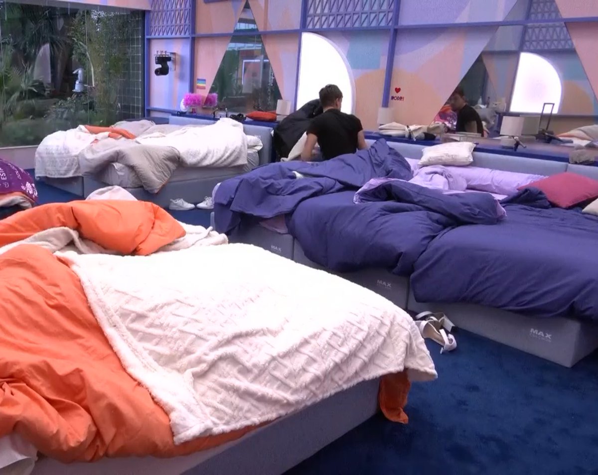 nopueedomass's tweet image. Luis nada más despertarse se ha puesto a leer 20 veces lo que le escribió Jessi JAJAJAJAAJAJJAJAJ

#GHVIP4D