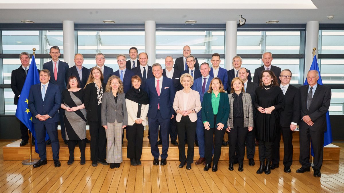 Cepi (@cepi_paper) on Twitter photo The paper sector represented by A. Redondo, CEO The Navigator Company, met with <a href="/vonderleyen/">Ursula von der Leyen</a> & <a href="/MarosSefcovic/">Maroš Šefčovič🇪🇺</a> for the #CleanTransitionDialogue🤝
Our asks:
⚡️decarbonise EU #Energy grids
🦺de-risk investments
📃streamline permitting
🌱create a market for renewable products The paper sector represented by A. Redondo, CEO The Navigator Company, met with <a href="/vonderleyen/">Ursula von der Leyen</a> & <a href="/MarosSefcovic/">Maroš Šefčovič🇪🇺</a> for the #CleanTransitionDialogue🤝
Our asks:
⚡️decarbonise EU #Energy grids
🦺de-risk investments
📃streamline permitting
🌱create a market for renewable products