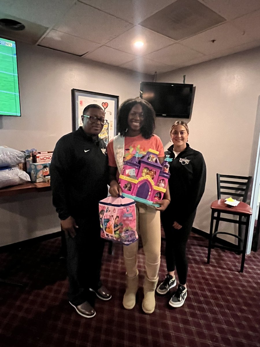 HVCCWomenshoops's tweet photo. Great time assisting the Albany Tulip Queen and her court with their “Holiday Drive” to support local
Families #CommunityService #BiggerthanBasketball #TulipQueen https://t.co/YqmNbnKlfB