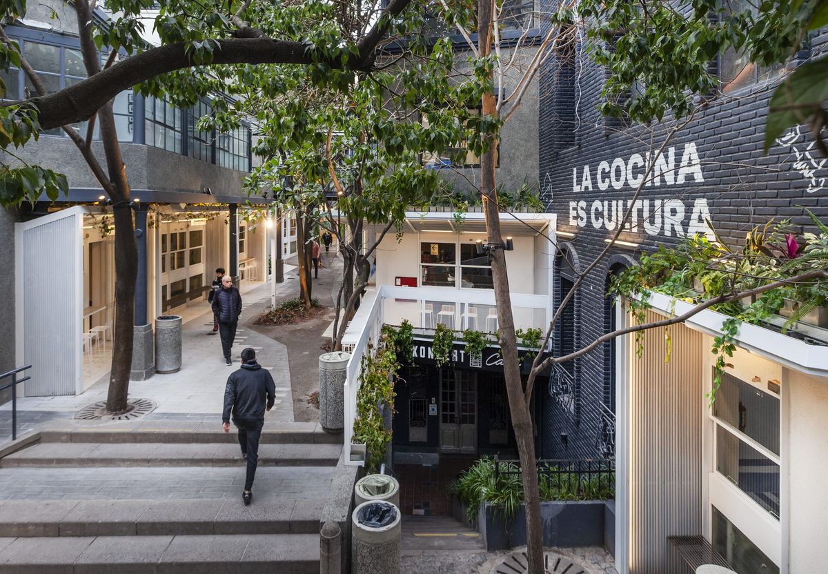 Architizer's tweet photo. Reinventing a public plaza, this project integrates a distinct metal strip detail and green elements, turning the space into a vibrant community center.

Details: https://t.co/SGayglxjl7 | 📍 Buenos Aires, Argentina #ProjectOfTheDay #ArchitizerAwards https://t.co/saF81Gezuk