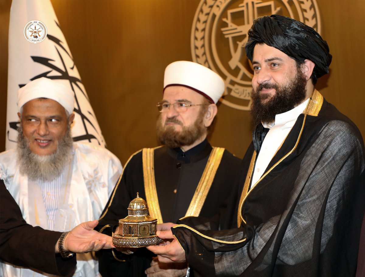 د نړۍ پر غوړېدلي کُره خورې پرګنې به د یو امتیازي امت په متحده او مستقله رهبرۍ راټول شي،
په ګڼو ږیرو، پګړیو او درنو لباسونو ښکلي انسانان به د کنعان د یوسف په څېر عدل ته تږي نړۍ د خپل شرعي مدبرانه سیاست په مټ د خدای ج په مرسته له آفت او اذیت نه وژغوري.
بعون الله تعالی