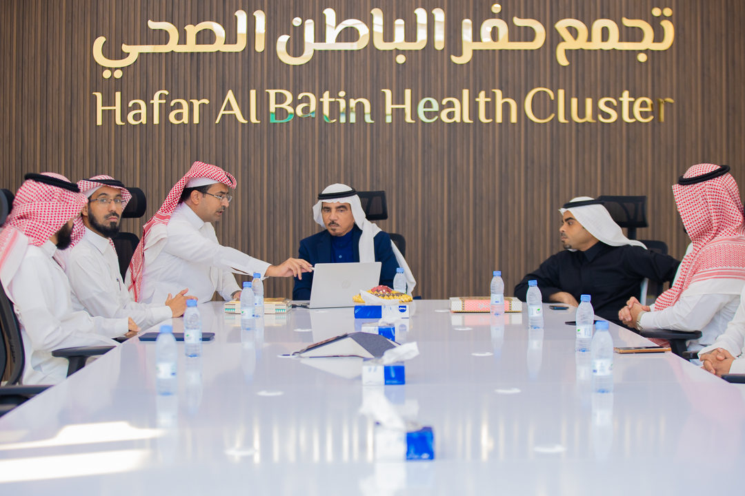 HBHCluster's tweet photo. 📸|
خلال زيارته لـ #حفر_الباطن 
الشيخ عبدالله العثيم يزور #تجمع_حفرالباطن_الصحي ، برفقة الأستاذ محمد العثيم والأستاذ أحمد الحواس ؛ وإطلاعهم على الخدمات الصحية المقدمة ، والإلتقاء بمنسوبي التجمع على هامش #محور_التواصل والذي يستضيف هذا الأسبوع د.تركي الشمري. https://t.co/7yoh1eR7xg