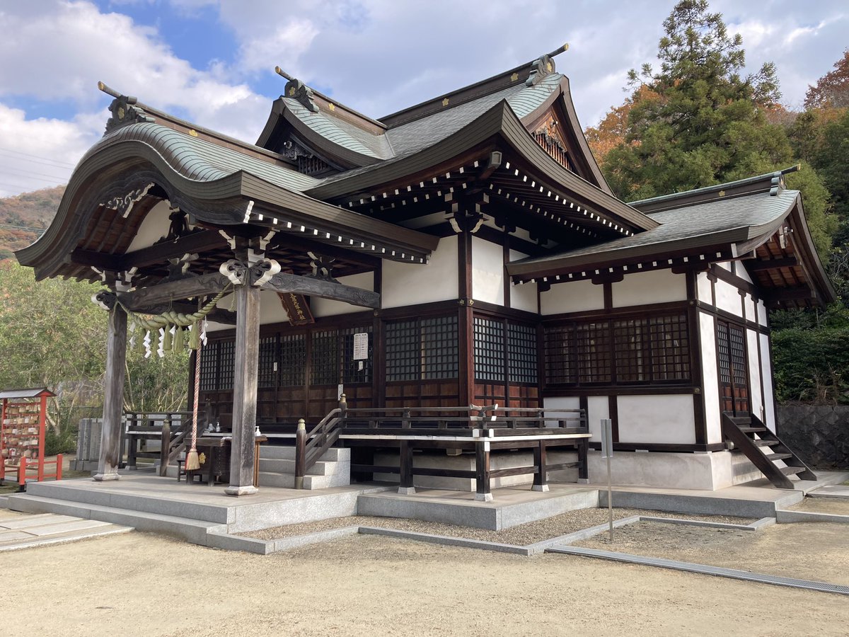 junklens's tweet photo. 昨日は久しぶりに木華佐久耶比咩神社にお詣りしました。
倉敷駅やその南の美観地区から南に離れた福南山の麓にあります。

毎年拝殿で新しいお神札を受けて正月準備を始めます😌 https://t.co/p4r1JunVBH