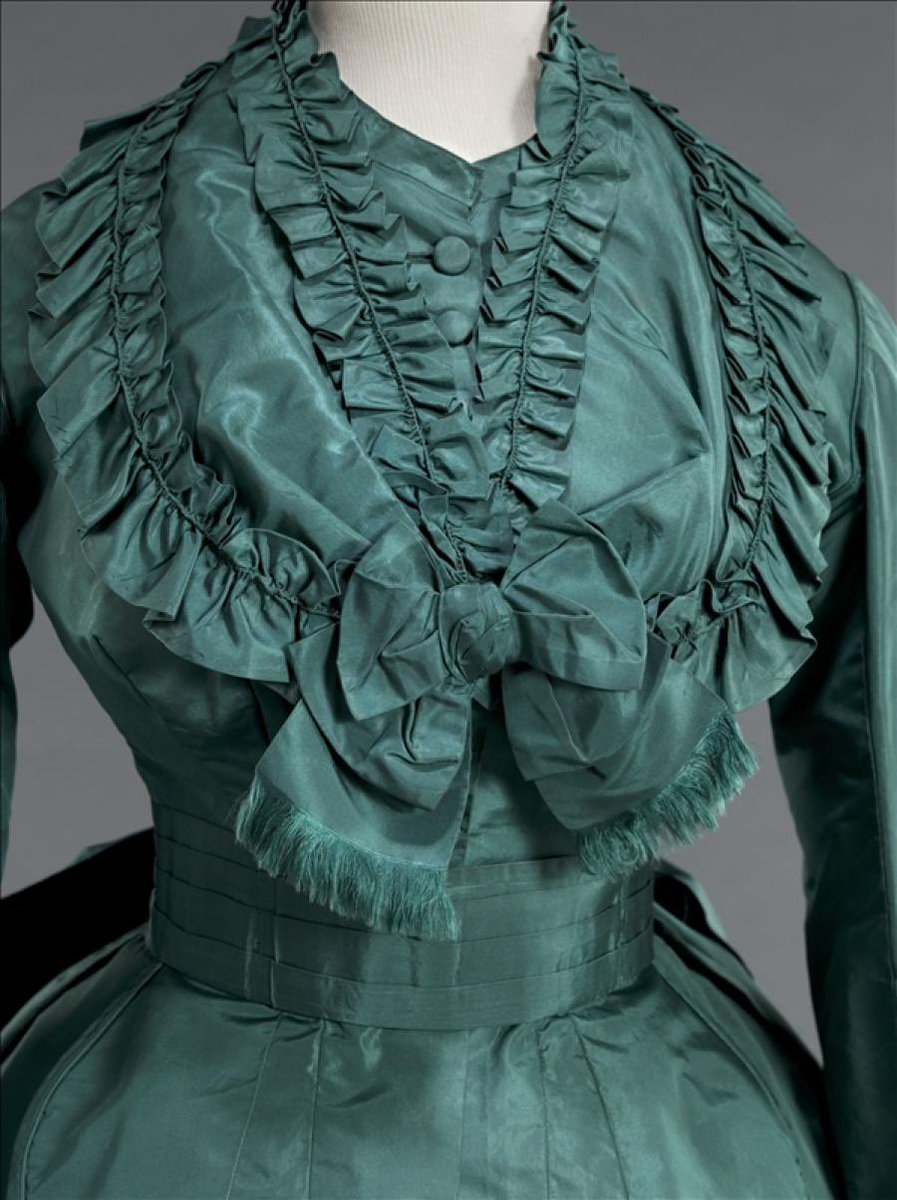 kateStrasdin's tweet image. Whilst the House of Worth would become synonymous with patterned fabric and contrast trim by the late #c19th, Worth and Bobergh’s #1860s designs were all about colour blocking and monochromatic choices, all of the decoration blending into the dress fabric  @PalaisGalliera