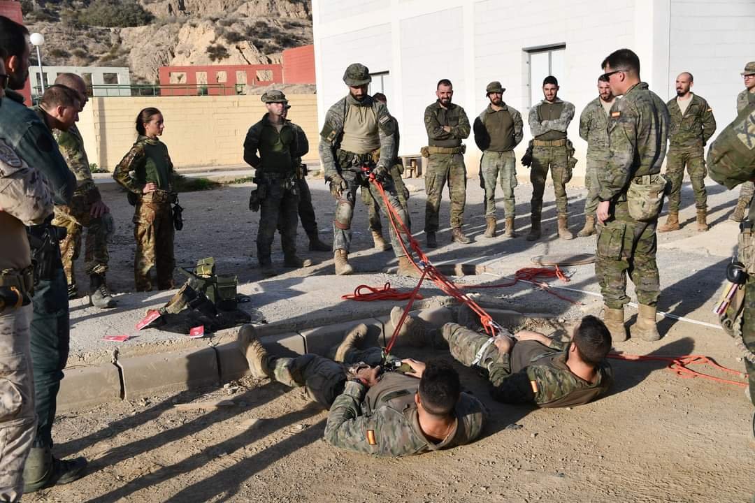 La VII Bandera Valenzuela de la Brigada de #LaLegión, lidera las Jornadas de Combate Subterráneo para @EjercitoTierra y Fuerzas y Cuerpos de Seguridad del Estado, contando con la asistencia de personal del Ejército Italiano, compartiendo técnicas, tácticas y procedimientos.