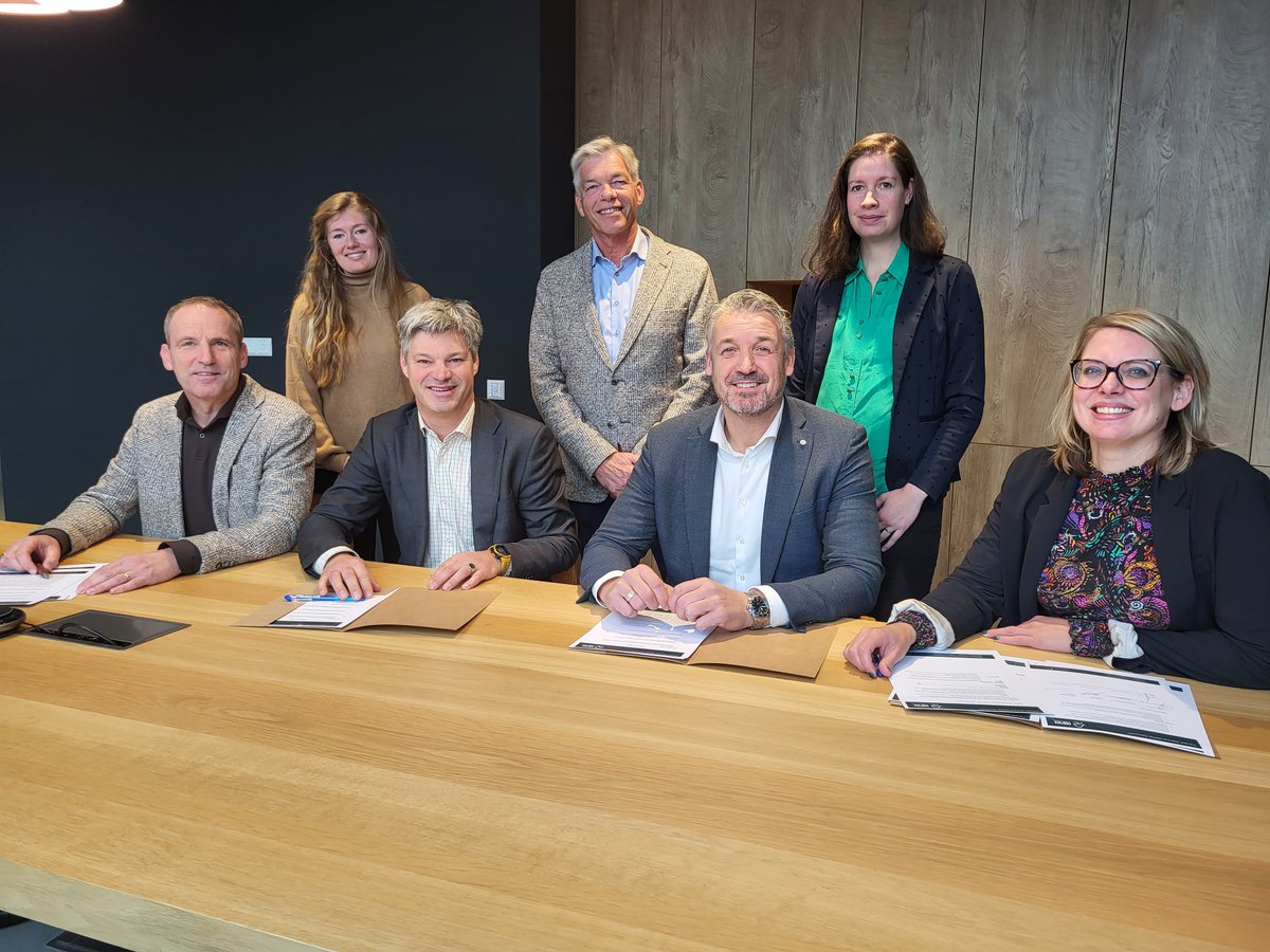 FSC Nederland (@fscnl) on Twitter photo Afgelopen maandag tekenden <a href="/Boltongroep/">Bolton | Ontwikkeling & Bouw</a>, Stichting Baron van Ittersum Fonds, Unie van <a href="/Bosgroepen/">Bosgroepen</a> en FSC Nederland een overeenkomst om op Landgoed ‘t Rozendael te Heino bij te dragen aan maatregelen voor klimaatslim bosbosheer.
Lees meer: nl.fsc.org/nl-nl/investee… Afgelopen maandag tekenden <a href="/Boltongroep/">Bolton | Ontwikkeling & Bouw</a>, Stichting Baron van Ittersum Fonds, Unie van <a href="/Bosgroepen/">Bosgroepen</a> en FSC Nederland een overeenkomst om op Landgoed ‘t Rozendael te Heino bij te dragen aan maatregelen voor klimaatslim bosbosheer.
Lees meer: nl.fsc.org/nl-nl/investee…