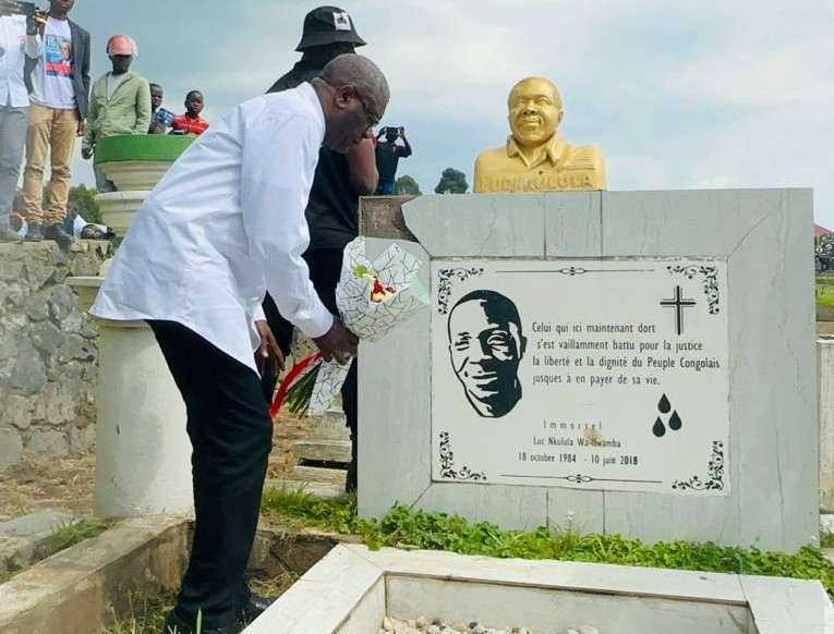Luc Nkulula, tu as cru au Congo où le peuple vivrait dans la dignité, la justice et la prospérité. Si nous continuons à combattre, c'est pour continuer ce que nous avions commencé ensemble. On ne lâchera pas, on se battra, comme toi, jusqu'à notre dernière goutte de sang, pour