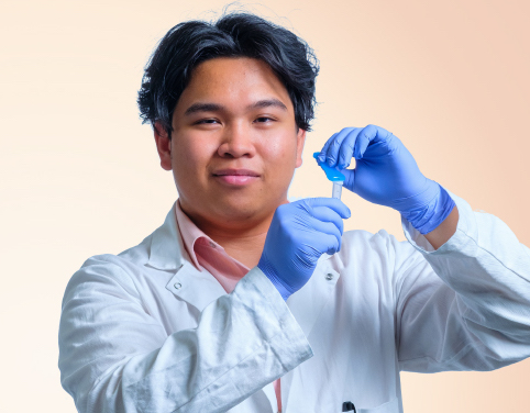 Drexel Magazine (@drexelmag) on Twitter photo When he was a student, Nathan Ona '22 co-op'd in the lab of Drew Weissman, one of the Nobel Prize winners who pioneered mRNA vaccine technology. Now he's employed there full-time, helping <a href="/WeissmanLab/">The Drew Weissman Lab</a> with new discoveries. Experience what education can be!
<a href="/DrexelUniv/">Drexel University</a> <a href="/DrexelMag/">Drexel Magazine</a> When he was a student, Nathan Ona '22 co-op'd in the lab of Drew Weissman, one of the Nobel Prize winners who pioneered mRNA vaccine technology. Now he's employed there full-time, helping <a href="/WeissmanLab/">The Drew Weissman Lab</a> with new discoveries. Experience what education can be!
<a href="/DrexelUniv/">Drexel University</a> <a href="/DrexelMag/">Drexel Magazine</a>