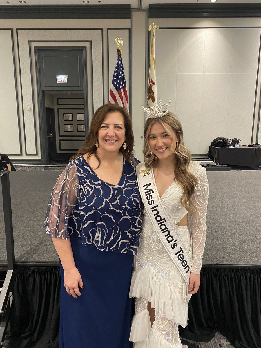 I was honored to deliver the invocation at the @indianasociety annual dinner. It was a wonderful evening celebrating Indiana. Thank you @LukeBosso for the invitation. 

Congratulations to @IMS and @DonWettrick for their incredible work in serving Hoosiers. And great job as always…