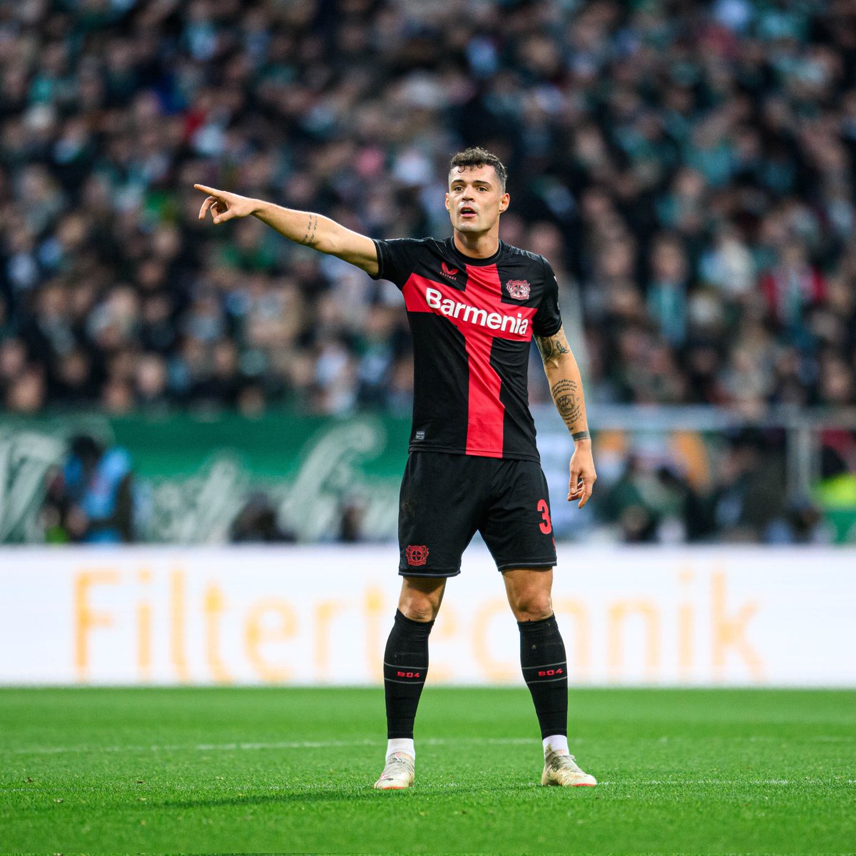 Granit Xhaka: 
"Ver cartões sempre foi parte da minha forma de jogar. Cada dividida? Vou com tudo. Mesmo nos treinos." 

"Se eu der uma cotovelada num jogador? Sou o primeiro a pedir desculpa. Mas com um carrinho? Poupem-me. Isto não é ballet."