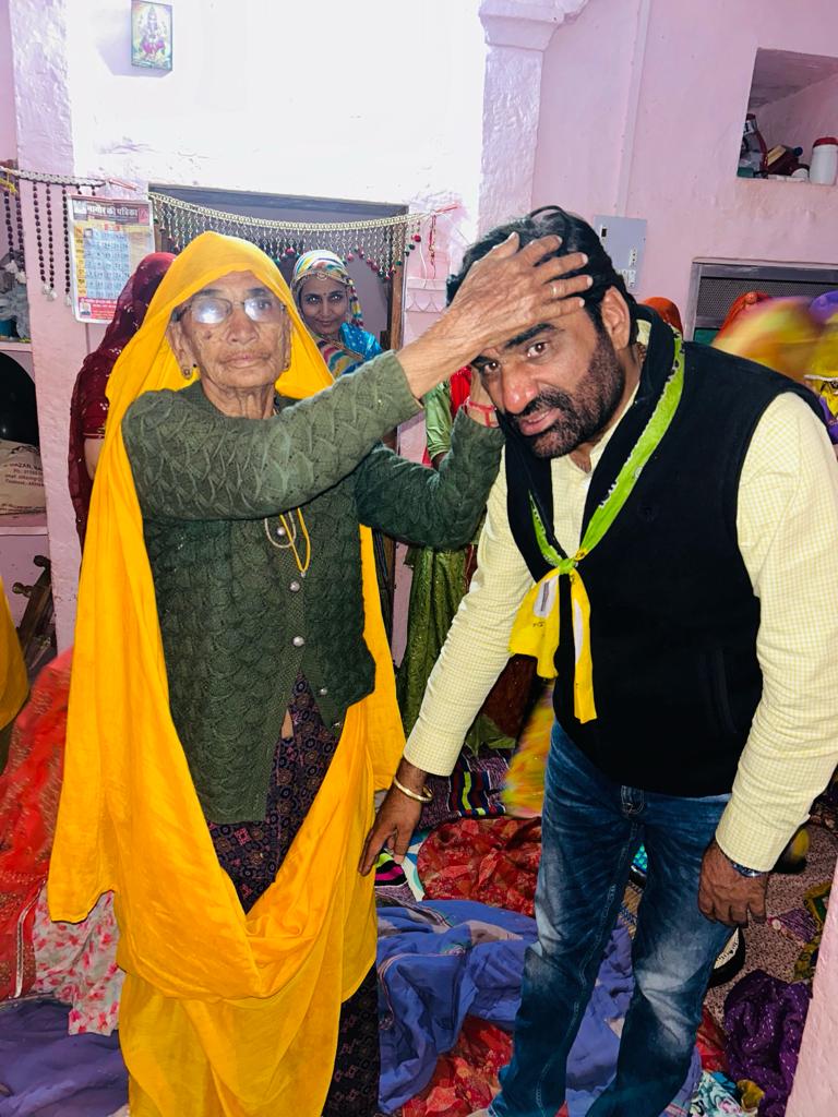 hanumanbeniwal's tweet photo. खींवसर विधानसभा से विधायक निर्वाचित होने के बाद पैतृक गांव बरणगांव जाकर मां का आशीर्वाद लिया , इस अवसर पर दोनो बहनों ने भी पारंपरिक रूप से स्वागत किया !
परिवार के सदस्यों के साथ छाया चित्र ! https://t.co/hSlAPWglSA