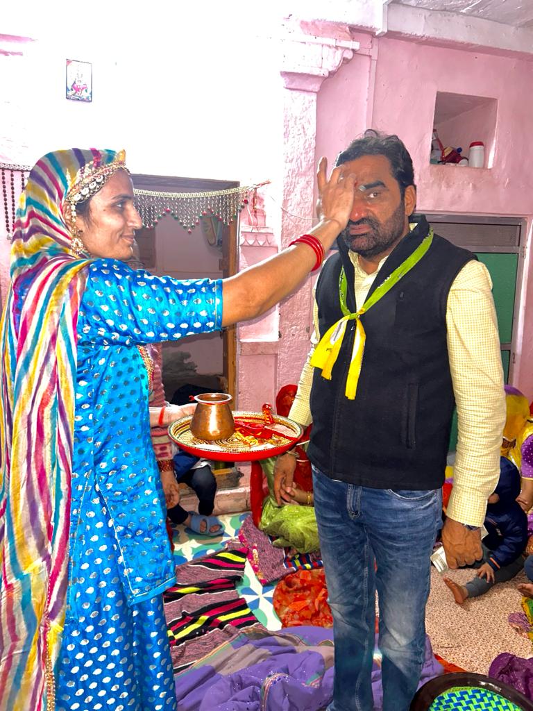 hanumanbeniwal's tweet photo. खींवसर विधानसभा से विधायक निर्वाचित होने के बाद पैतृक गांव बरणगांव जाकर मां का आशीर्वाद लिया , इस अवसर पर दोनो बहनों ने भी पारंपरिक रूप से स्वागत किया !
परिवार के सदस्यों के साथ छाया चित्र ! https://t.co/hSlAPWglSA