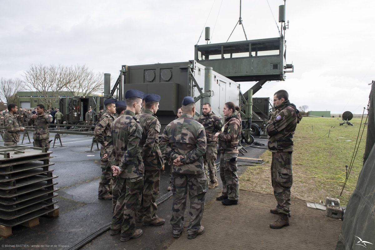 Armee_de_lair's tweet photo. Durant 3 semaines, une centaine de nos spécialistes des #SIC ont participé à l'exercice #CISEX sur la BA 721 de Rochefort. L'objectif : entraîner les unités SICAéro, fortement sollicitées sur les théâtres d’#OPEX, en missions intérieures et exercices.

➡ https://t.co/p9nNhj9DkB https://t.co/Kp5CVWRpSz