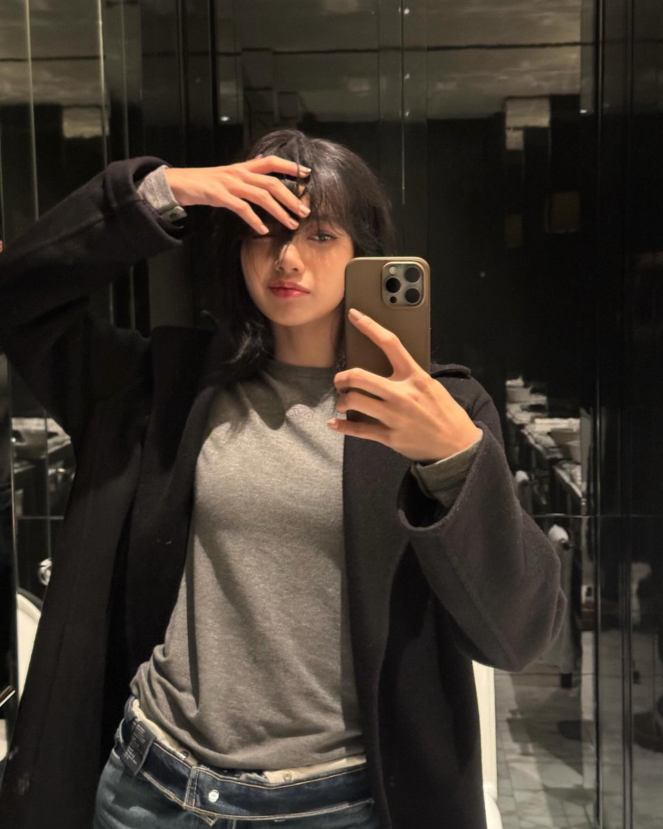 BLACKPINK's Lisa stuns in new photo.