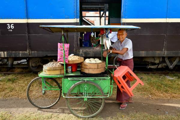 発車前に屋台を引いてくる、マントウ売りのおっちゃん。 カメラを向けられて本当に嬉しそうなのが心地良い。  

ミャンマーのローカル線　2018年

内戦状態のミャンマーに平和を。Pray for Myanmmar！