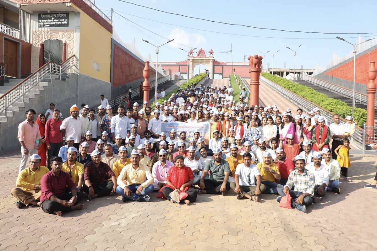 मैया की कृपा से नव गठित सरकार द्वारा नवीन पटवारी साथियों की नियुक्ति नव वर्ष के प्रथम माह में हो जाएगी।
लोकसभा चुनाव से पूर्व।
पटवारी साथियों का पटवारी परिवार में अग्रिम स्वागत है।
समस्त पटवारियों की सच्ची श्रद्धा, समर्पण, व मेहनत का फल कर्मयोगियों को प्रसन्न भाव से समर्पित है।🙏