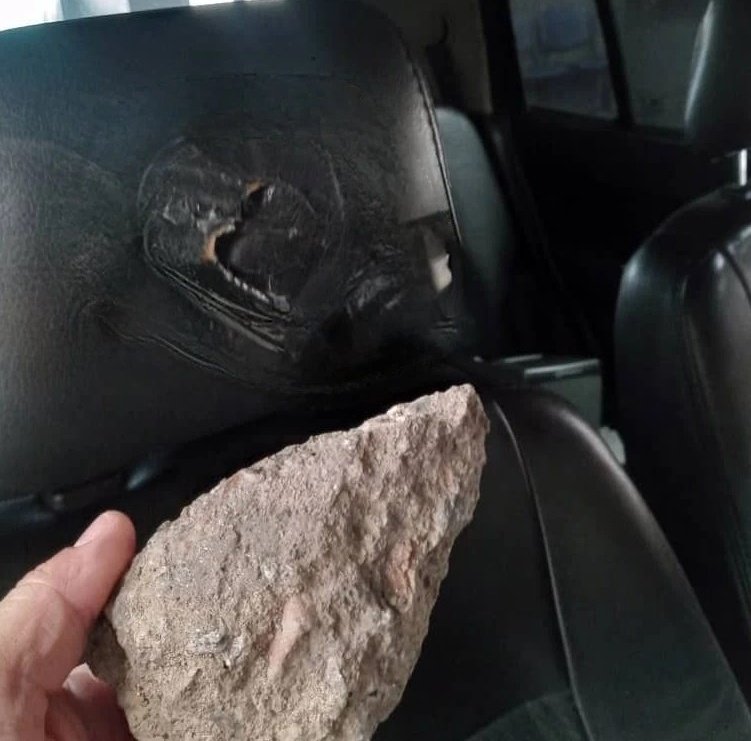 Este domingo #3dic se reportó que sujetos desconocidos lanzaron piedras a vehículos, que transitaban por la carretera Panamericana.

Desde el mes noviembre se han dado a conocer estos hechos, que ocurren entre Km 1 y 2 de la arteria vial