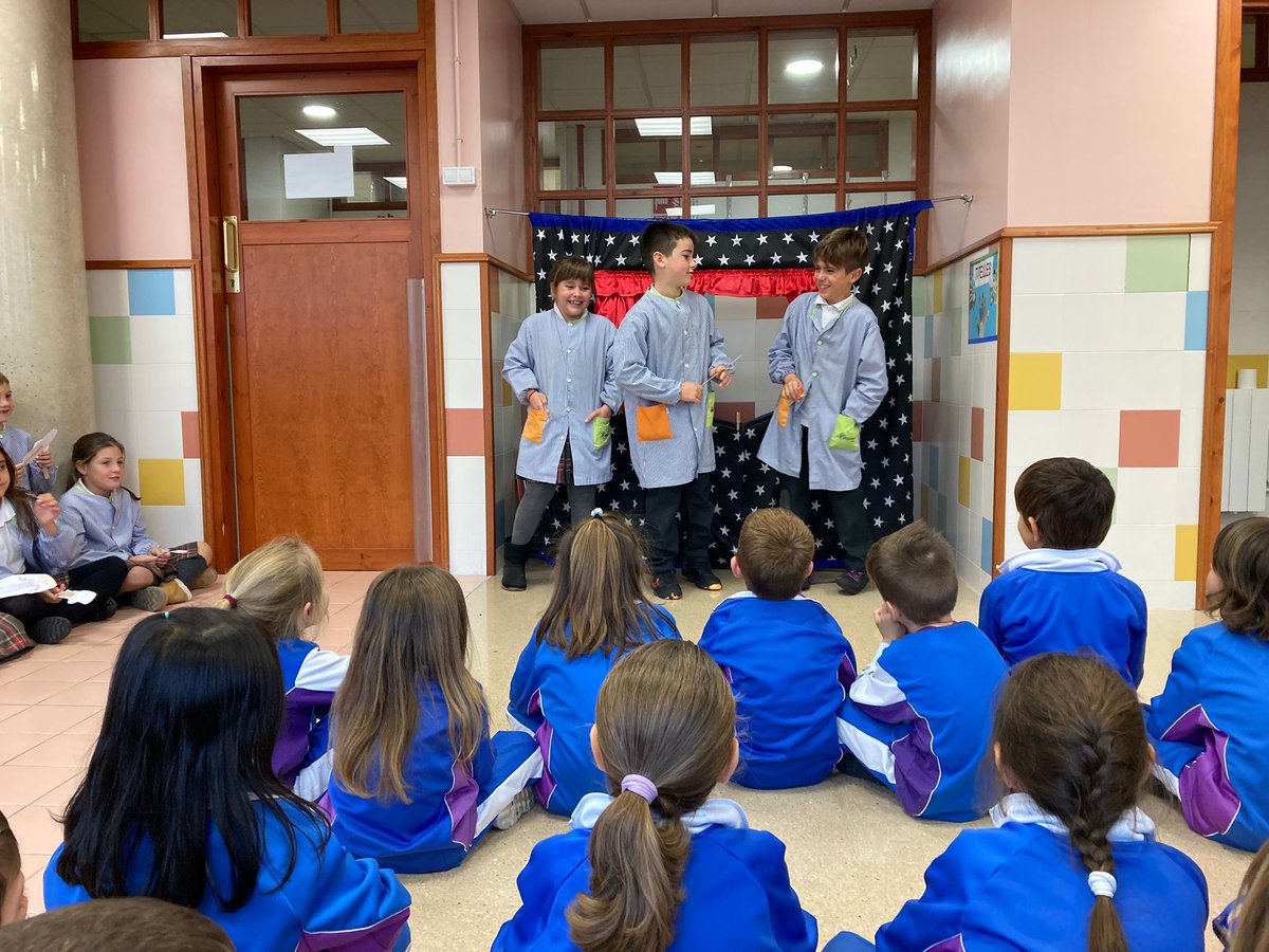 manyanetblanes's tweet image. Els i les alumnes de #3rEP han representat situacions de resolució de conflictes amb titelles als companys de #I5 com a producte final del projecte Llibertat. #josocmanyanet #blanes #projecteenvalors #religió #juntsiambesperança