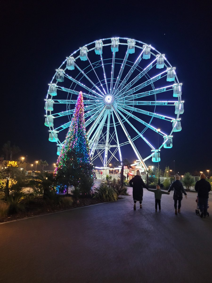 Had the BEST time at the Yorkshire Wildlife Park Winter Illuminations this week.
Highly recommend a visit...

#Winter #Illuminations #Yorkshire