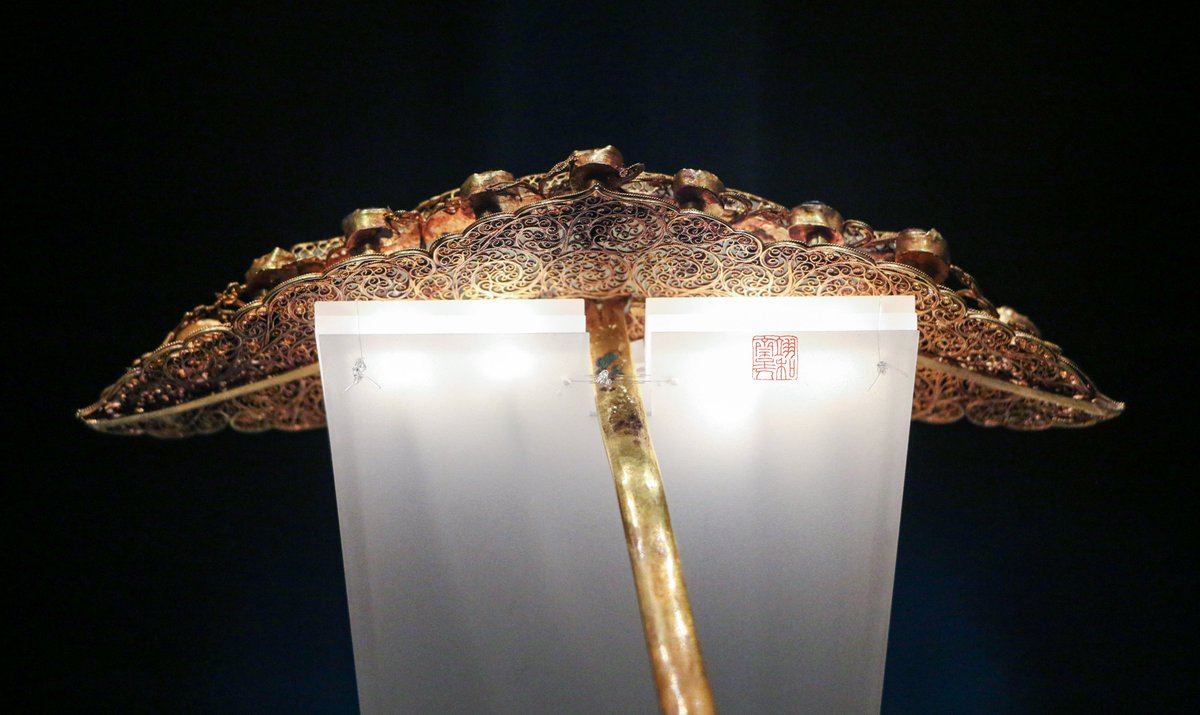 SeanTBM100's tweet photo. #MingKings
Bejewelled gold filigree Fenxin-tiara set with phoenix-and-peony jade
Ming Dynasty
Collected in Hubei Museum
金累丝镶玉嵌宝双鸾鸟牡丹分心/明/湖北省博物馆藏
Ps: 分心簪插戴在䯼髻背面正中。 https://t.co/edswbMSp4E