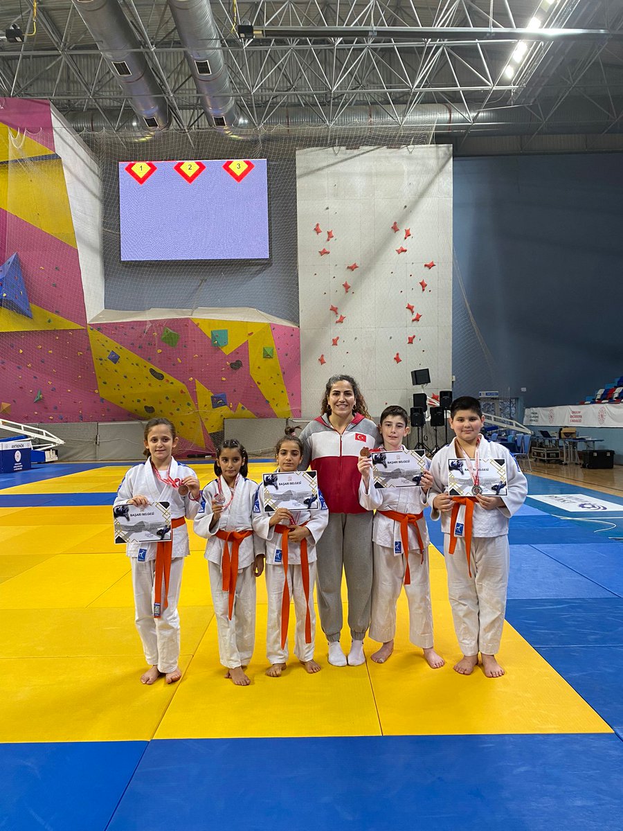 Sinop İstiklal İlkokulu (@yasinsakalli57) on Twitter photo 7. Uluslararası Madenci Judo Kupasında ikincilik, üçüncülük gibi güzel derecelere imza atan öğrencilerimizi tebrik ederiz🥋👏
<a href="/TCSinopValiligi/">T.C. Sinop Valiliği</a>
<a href="/sinopilmem/">Sinop Milli Eğitim Müdürlüğü</a> 7. Uluslararası Madenci Judo Kupasında ikincilik, üçüncülük gibi güzel derecelere imza atan öğrencilerimizi tebrik ederiz🥋👏
<a href="/TCSinopValiligi/">T.C. Sinop Valiliği</a>
<a href="/sinopilmem/">Sinop Milli Eğitim Müdürlüğü</a>