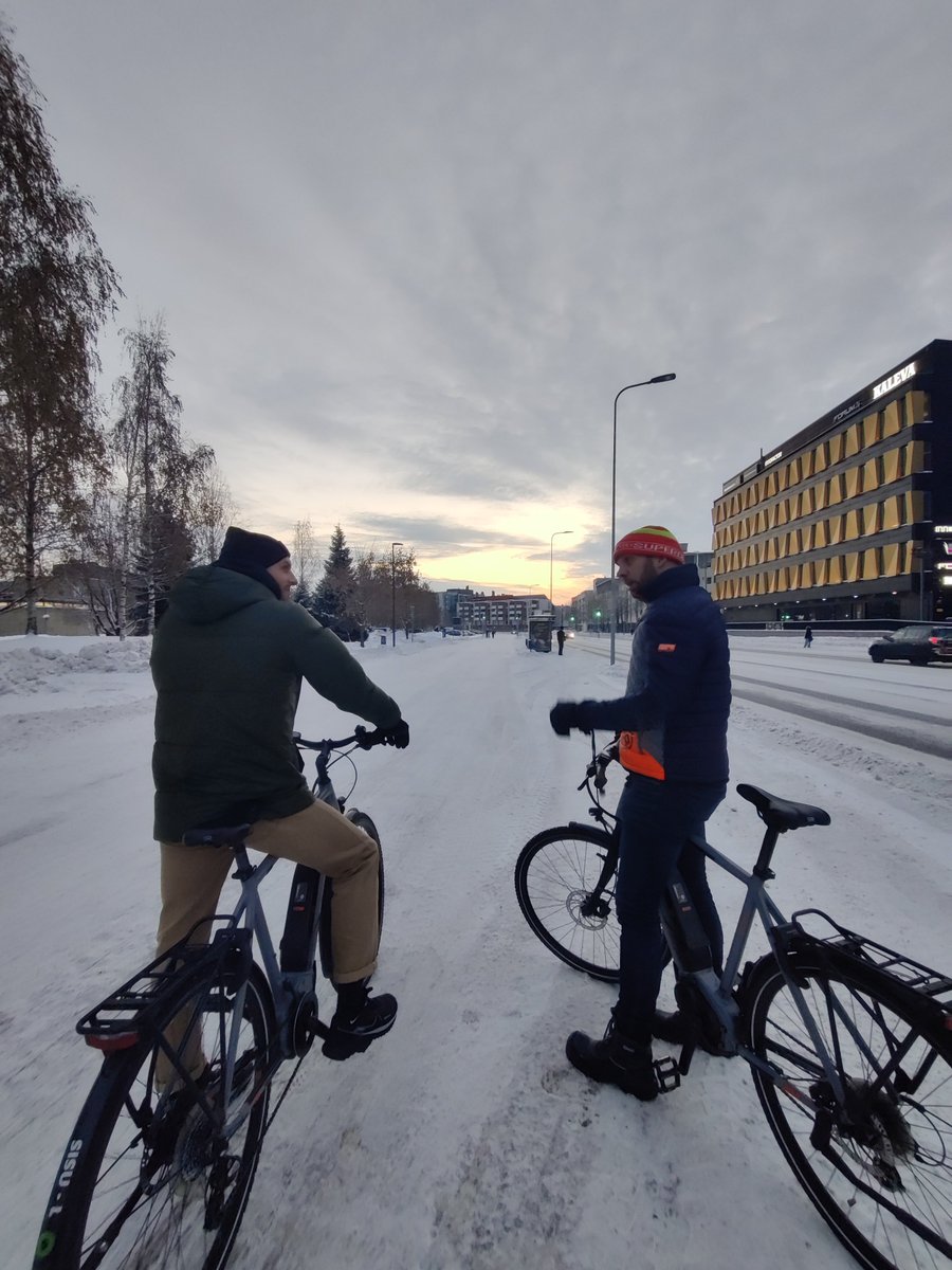 Vihdoinkin pääsin kunnolla tutustumaan Ouluun, tuohon maailman talvipyöräilyn pääkaupunkiin. Pyöräilyguru @harrivaarala näytti ja kertoi miksi ympärivuotinen pyöräily kaupungissa on vaivatonta. #pyöräily