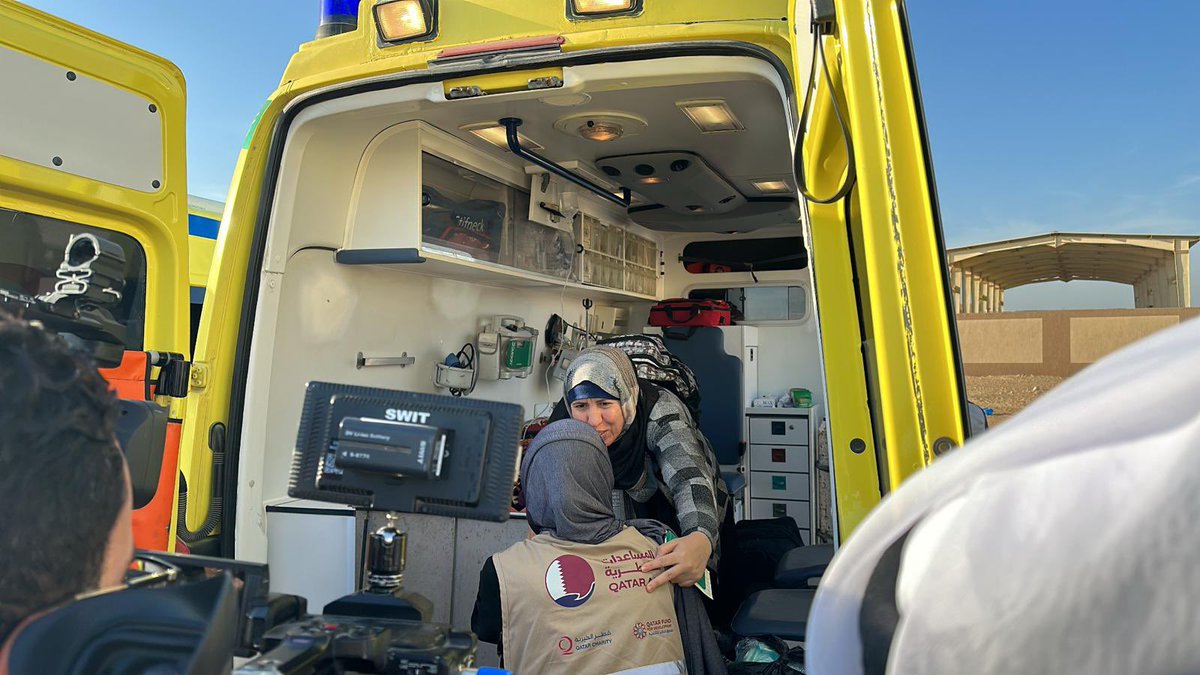 Lolwah_Alkhater's tweet image. #اوقفوا_العدوان_على_غزة 🇵🇸

بحمدالله وفضله وصول أول مجموعة من الأشقاء الفلسطينيين من قطاع غزّة للعلاج في دولة قطر على متن طائرة إخلاء طبي تابعة للقوات الجوية الأميرية. 

كان سمو أمير دولة قطر قد وجّه يوم أمس- انطلاقا من أواصر الأخوة واستجابة للواجب الديني والقومي والإنساني-…