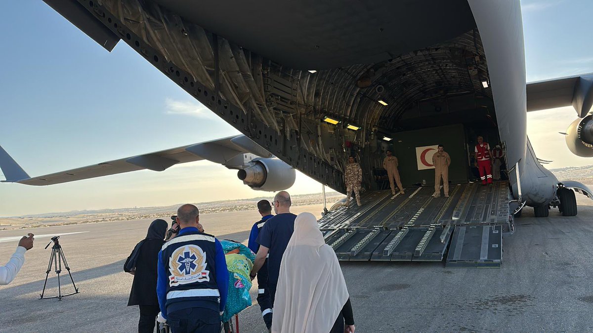 Lolwah_Alkhater's tweet image. #اوقفوا_العدوان_على_غزة 🇵🇸

بحمدالله وفضله وصول أول مجموعة من الأشقاء الفلسطينيين من قطاع غزّة للعلاج في دولة قطر على متن طائرة إخلاء طبي تابعة للقوات الجوية الأميرية. 

كان سمو أمير دولة قطر قد وجّه يوم أمس- انطلاقا من أواصر الأخوة واستجابة للواجب الديني والقومي والإنساني-…