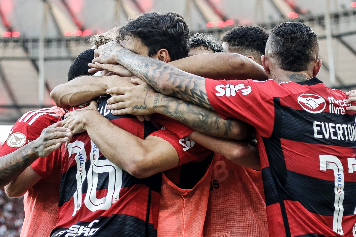 Flamengo's tweet photo. Vem, me abraça mais... ❤🖤

📸 Gilvan de Souza / CRF
#VamosFlamengo #CRF https://t.co/o7mCXVROjt