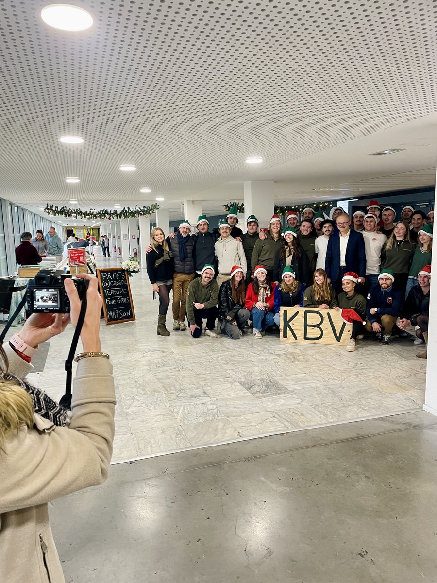 KedgeBS's tweet photo. #Kedgers 🤝 | Aujourd'hui nos étudiants (campus de #Bordeaux) ont organisé un Petit Marché de Noël.🎄
Une 15aine de producteurs de la #région sont présents pour faire découvrir leurs produits 🐮🥖🐓. Nous allons nous régaler jusqu'à 18h.
Merci les « Bons Vivants» @AOC_Kedgebs ! https://t.co/rFrXkIPpBK