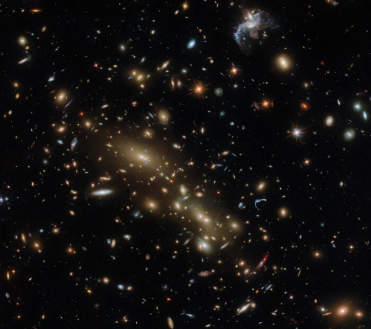 Esta Imagem apresenta um aglomerado de galáxias brilhantes , identificado pela primeira vez como Abell 3192. Como todos os aglomerados de galáxias, este está impregnado de gás quente que emite poderosos raios X e está envolto em um halo de escuridão. 

Via nasa.gov