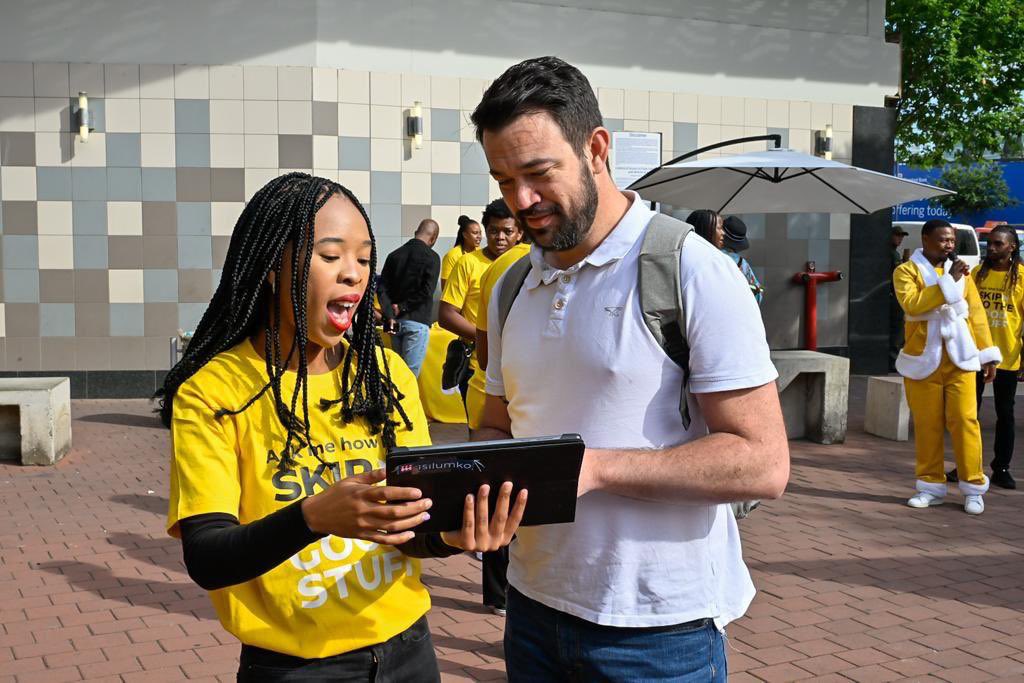 Vuyiswa_ND's tweet photo. The energy is contagious! If you're not here, you're missing out – come join the excitement, press the buzzer, and let the thrill of winning take over!!! Don't miss your chance to be part of the @MTNza Summer buzz! #MTNSummer #MTNGoodStuff https://t.co/GGDuMWd7uQ