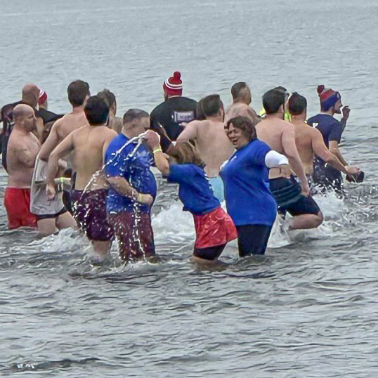 Our Five Star Bank team members spent the day chilling out at @WoodlawnBeach to raise funds to support @SpecOlympicsNY. 🥶 Some of our teammates bravely participated in this year’s @PolarPlungeNY – splashing into the frigid waters of Lake Erie – to help raise money to provide…