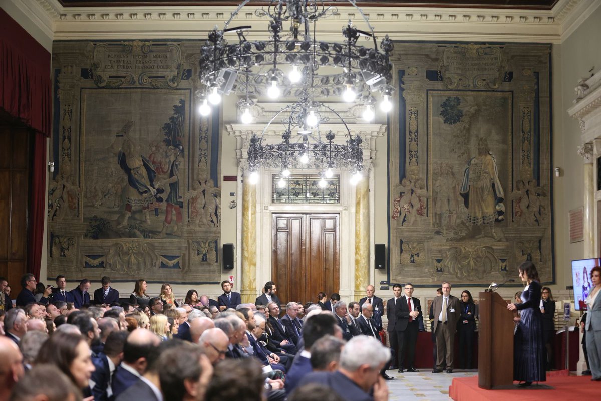 donatellasciuto's tweet photo. Sono onorata di aver ricevuto il Premio “100 Eccellenze Italiane”, accanto a personalità illustri che si sono distinte per le loro storie di successo nei settori dell’economia, delle scienze, delle arti, dello sport, del sociale e della pubblica amministrazione. https://t.co/Nq5GvrMbu4